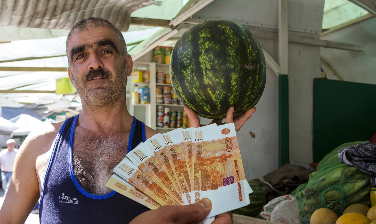 Таджик с арбузами на рынке